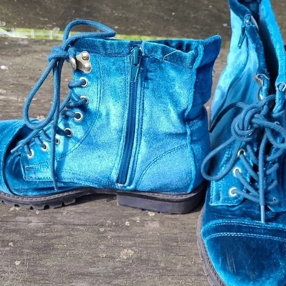 Women's Betsy Johnson Embroidered Laced Boots - Picture 3 of 12